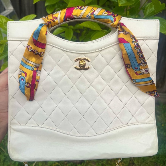 Chanel Vintage Quilted Lambskin 24K gold Plated hardware Handbag - Picture 4 of 15